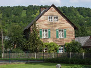 Ansicht Schulhaus mit Blick auf die Ködnitzer Weinleite