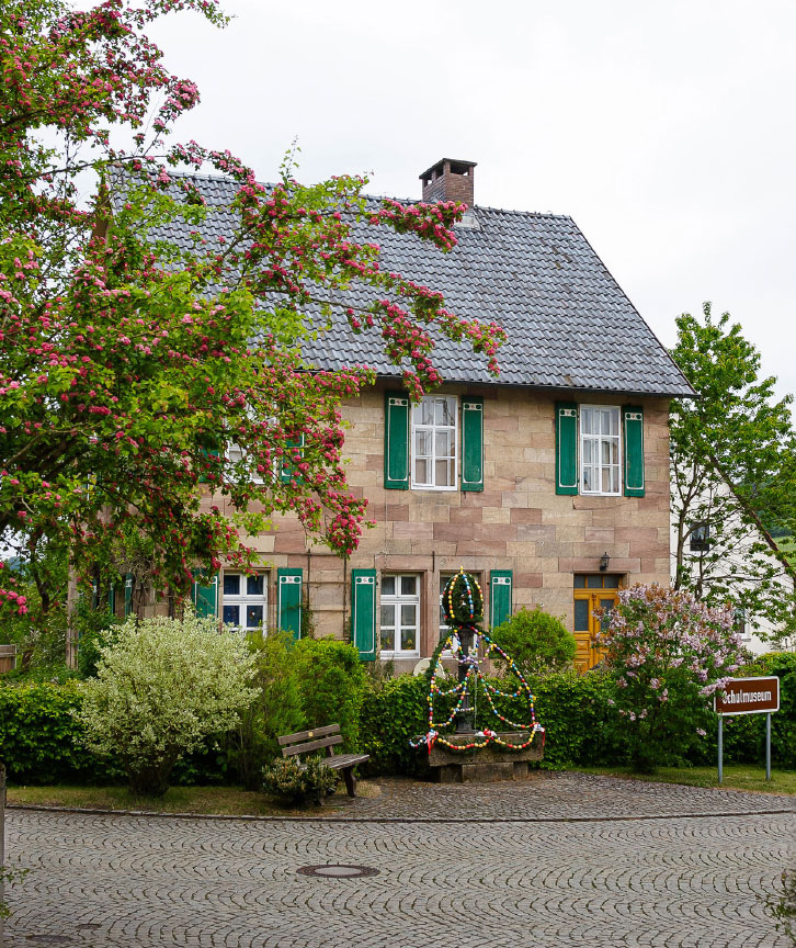 Schulhaus mit Brunnen