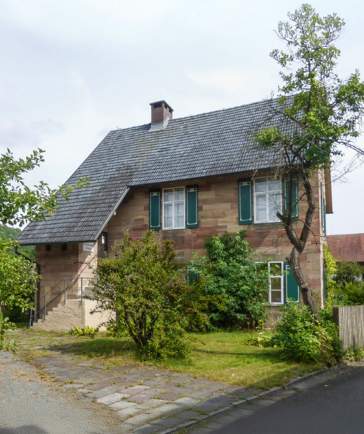 Eingang des Schulhauses